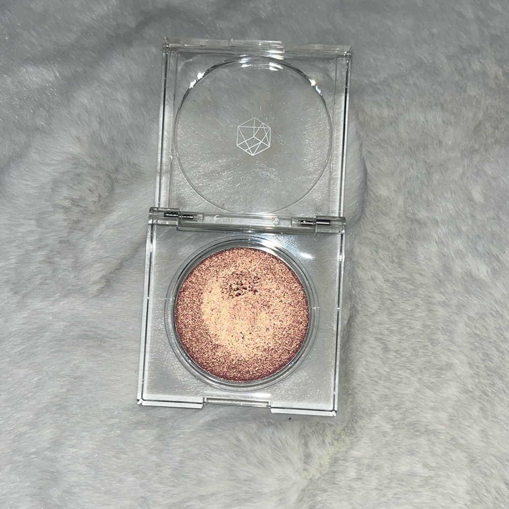 EM cosmetics Cosmic Pearl Dewy Eyeshadow in shade “Venus”